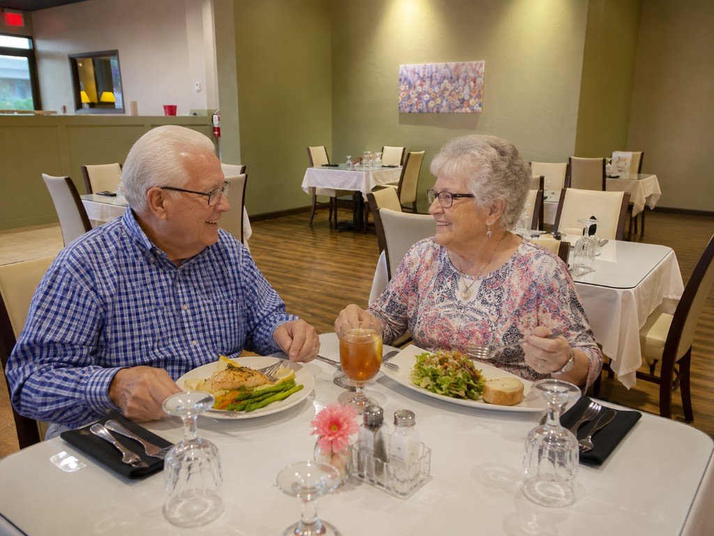Residents enjoying dining at Hummingbird Senior Resort Living
